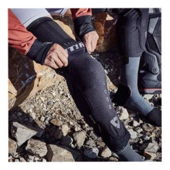 Rev'it Scram Kneeprotector 7 Rev'it Scram Kneeprotector -Biker outfit revit scram kneeprotector 2